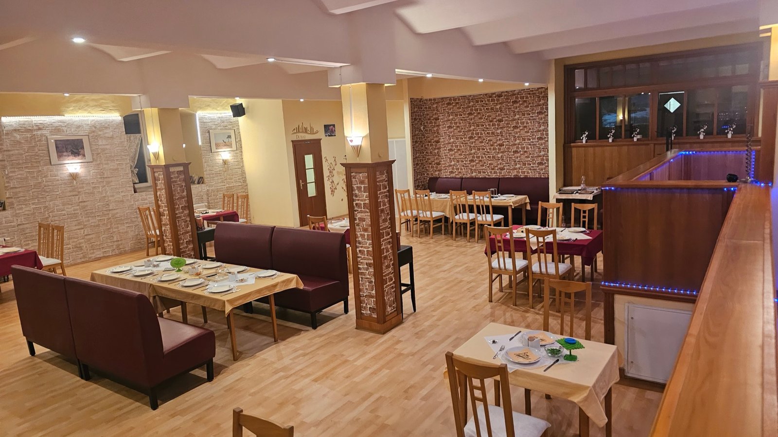 Gastraum und Bar mit warmer Beleuchtung