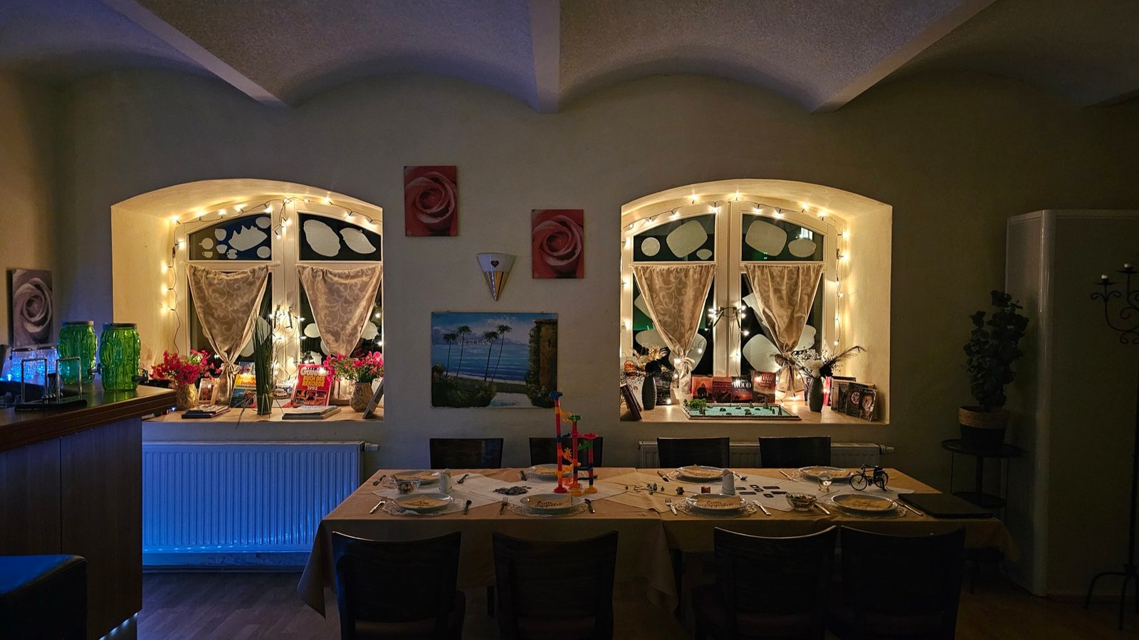 Fenster und gedeckter Tisch im Restaurant