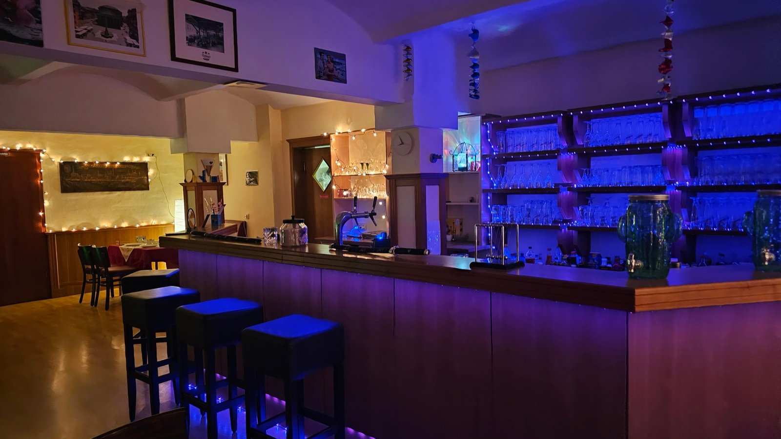 Restaurantbar mit blauer Beleuchtung
