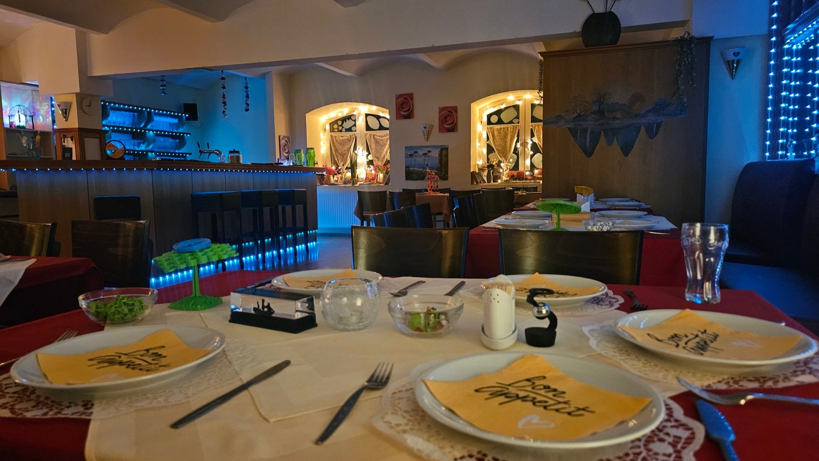 Tisch und Bar im Restaurant